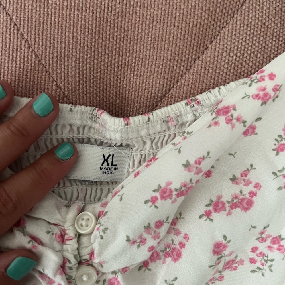 Hollister white puff sleeve blouse with pink flowers - Picture 4 of 4